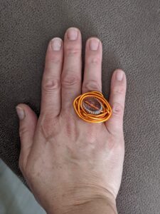 oranger Ring am Finger, Feb.20